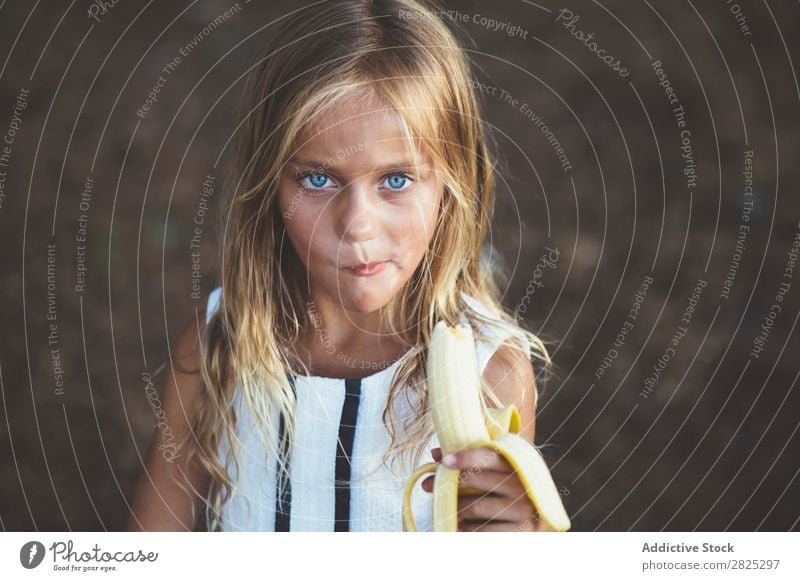 Mädchen isst draußen Banane Frucht Garten Körperhaltung Porträt Erfrischung Essen Sommer Stil ländlich Gesundheit organisch gelb Landschaft Natur Jahreszeiten