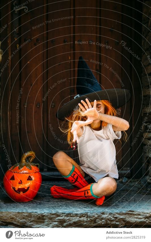 Liebenswertes Mädchen, das spielerisch posiert. Halloween so tun, als ob erschrecken Körperhaltung Porträt heiter Haus Kostüm Feste & Feiern Tradition Ausdruck