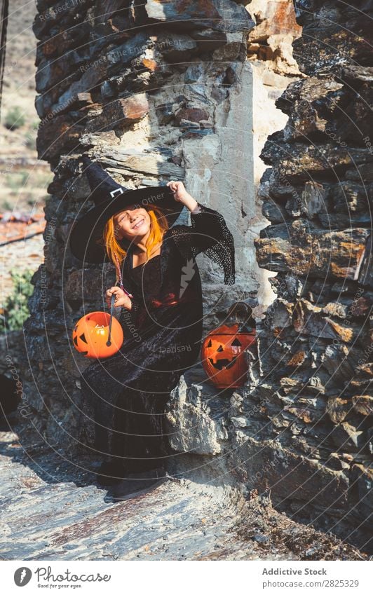 Zufriedenes Mädchen in Halloween Kostüm in der Straße Hexe spielerisch Feste & Feiern Tradition Ausdruck Verstand Gast Kindheit Genuss Hut Anlass heiter Hexerei