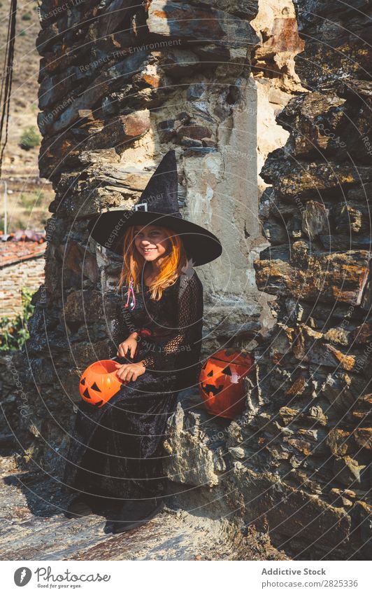 Zufriedenes Mädchen in Halloween Kostüm in der Straße Hexe spielerisch Feste & Feiern Tradition Ausdruck Verstand Gast Kindheit Genuss Hut Anlass heiter Hexerei