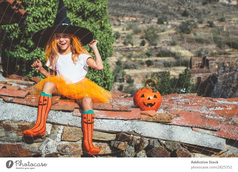 Mädchen in Kostüm posierend auf dem Dach Halloween spielerisch Dachterrasse Feste & Feiern Körperhaltung Verstand Tradition Ausdruck Jahreszeiten Gast Straße