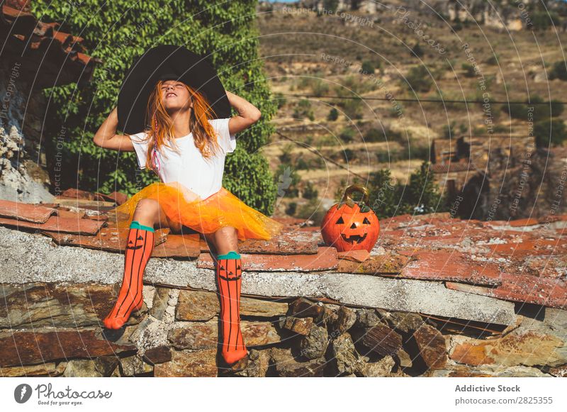 Mädchen in Kostüm posierend auf dem Dach Halloween spielerisch Dachterrasse Feste & Feiern Körperhaltung Verstand Tradition Ausdruck Jahreszeiten Gast Straße