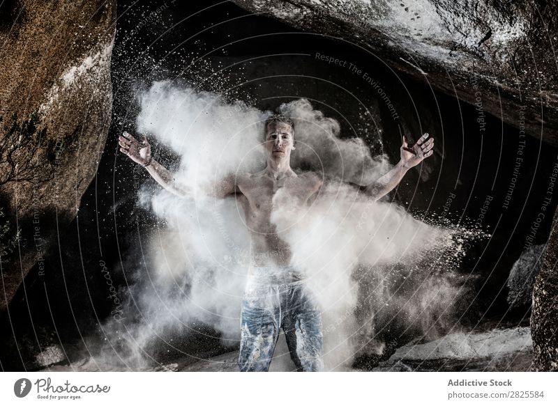 Ein Mann, der aus Magnesium auf den Felsen klettert, Berg in der Dämmerung. Kreativität Mensch Kreide Klettern stark sportlich Entscheidungen Energie Finger