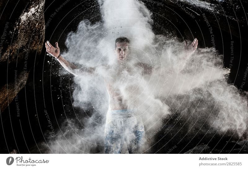 Ein Mann, der aus Magnesium auf den Felsen klettert, Berg in der Dämmerung. Kreativität Mensch Kreide Klettern stark sportlich Entscheidungen Energie Finger