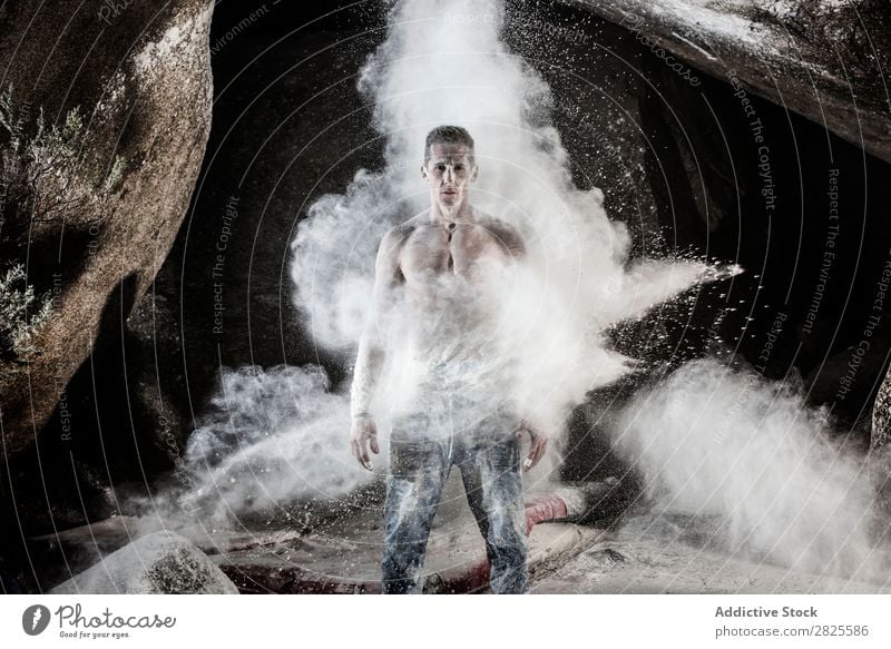 Ein Mann, der aus Magnesium auf den Felsen klettert, Berg in der Dämmerung. Kreativität Mensch Kreide Klettern stark sportlich Entscheidungen Energie Finger