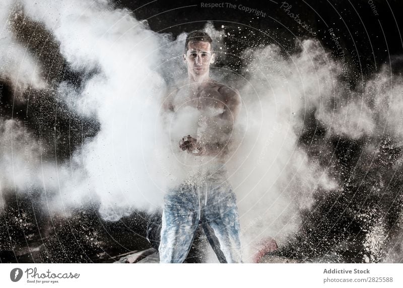 Ein Mann, der aus Magnesium auf den Felsen klettert, Berg in der Dämmerung. Kreativität Mensch Kreide Klettern stark sportlich Entscheidungen Energie Finger