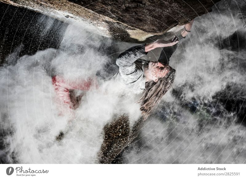 Ein Mann, der aus Magnesium auf den Felsen klettert, Berg in der Dämmerung. Kreativität Mensch Kreide Klettern stark sportlich Entscheidungen Energie Finger