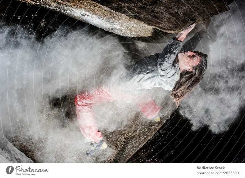 Ein Mann, der aus Magnesium auf den Felsen klettert, Berg in der Dämmerung. Kreativität Mensch Kreide Klettern stark sportlich Entscheidungen Energie Finger