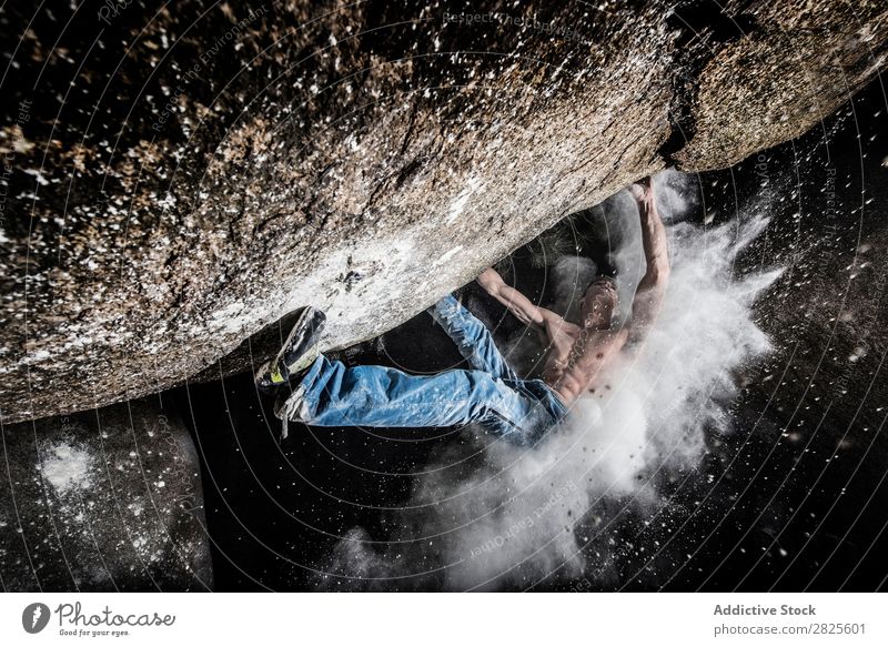 Ein Mann, der aus Magnesium auf den Felsen klettert, Berg in der Dämmerung. Kreativität Mensch Kreide Klettern stark sportlich Entscheidungen Energie Finger