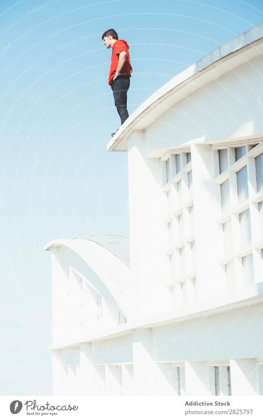 Mann steht auf der Dachkante sportlich stehen Börde Training Jugendliche Sport Lifestyle Fitness Sportbekleidung Tracer Le Parkour Balkon Aktion Turnen