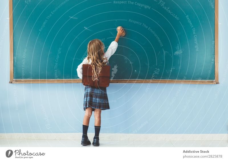 Schülerschrift auf der Tafel Mädchen Klassenraum stehen heiter Glück Buch Kreide niedlich Bildung Schule Schulklasse Jugendliche lernen Kind Schulunterricht