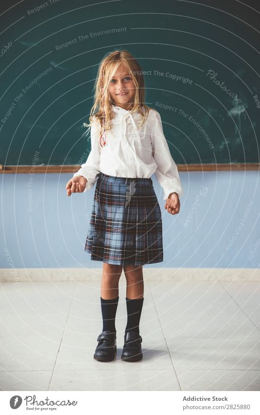 Süßes Mädchen an der Tafel Klassenraum stehen niedlich Bildung Schule Schulklasse Schüler Jugendliche lernen Kind Schulunterricht Pupille Wissen Mensch klein