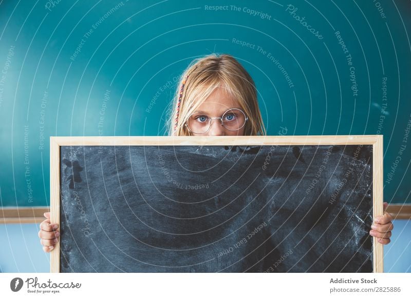 Mädchen mit Tafel im Klassenzimmer Klassenraum stehen Halt niedlich Bildung Schule Schulklasse Schüler Jugendliche lernen Kind Schulunterricht Pupille Wissen