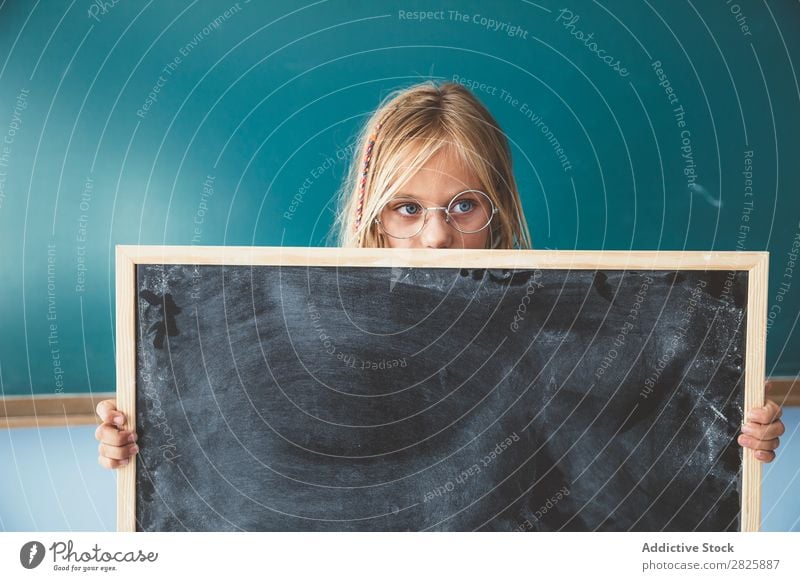 Mädchen mit Tafel im Klassenzimmer Klassenraum stehen Halt niedlich Bildung Schule Schulklasse Schüler Jugendliche lernen Kind Schulunterricht Pupille Wissen