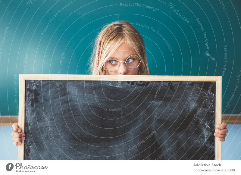 Mädchen mit Tafel im Klassenzimmer Klassenraum stehen Halt niedlich Bildung Schule Schulklasse Schüler Jugendliche lernen Kind Schulunterricht Pupille Wissen