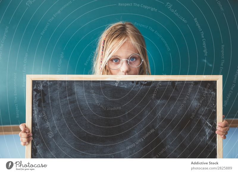 Mädchen mit Tafel im Klassenzimmer Klassenraum stehen Halt niedlich Bildung Schule Schulklasse Schüler Jugendliche lernen Kind Schulunterricht Pupille Wissen