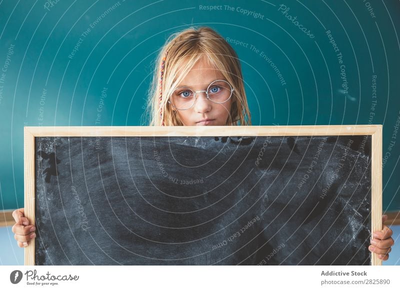 Mädchen mit Tafel im Klassenzimmer Klassenraum stehen Halt niedlich Bildung Schule Schulklasse Schüler Jugendliche lernen Kind Schulunterricht Pupille Wissen