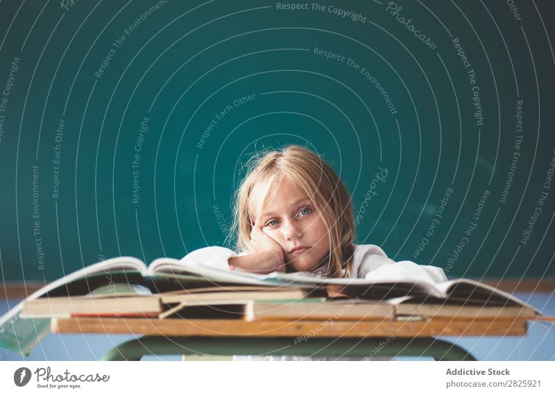 Gelanges Mädchen im Klassenzimmer Klassenraum Tafel sitzen Schreibtisch Blick in die Kamera gelangweilt matt träumen niedlich Bildung Schule Schulklasse Schüler