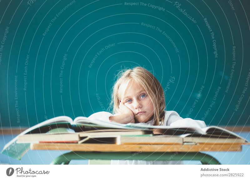 Gelanges Mädchen im Klassenzimmer Klassenraum Tafel sitzen Schreibtisch Blick in die Kamera gelangweilt matt träumen niedlich Bildung Schule Schulklasse Schüler