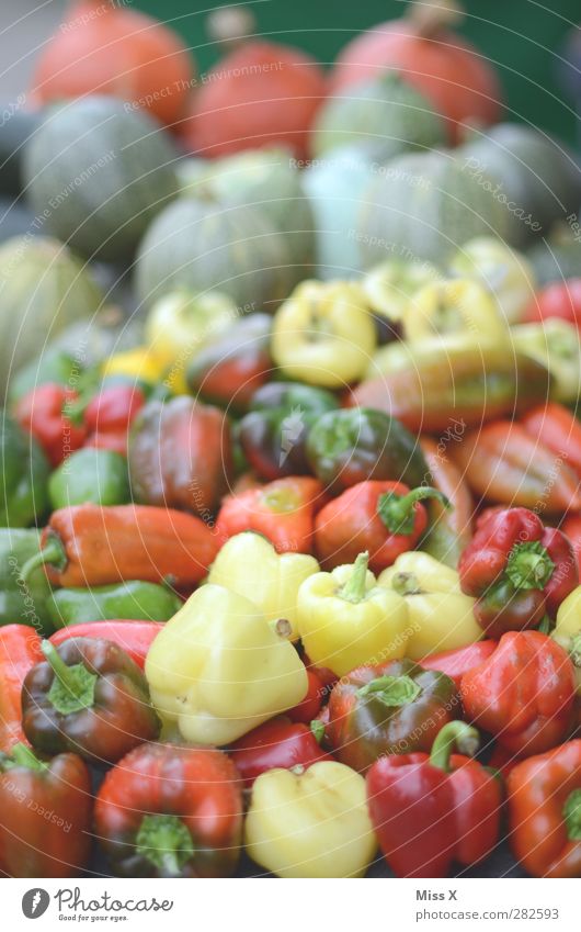 Paprika Lebensmittel Gemüse Ernährung Bioprodukte Vegetarische Ernährung frisch Gesundheit lecker saftig mehrfarbig rot Wochenmarkt Gemüsemarkt Gemüseladen