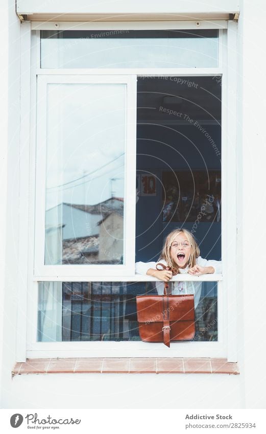 Schulmädchen posiert mit Rucksack im Fenster Mädchen Klassenraum Körperhaltung stehen niedlich Bildung Schule Schulklasse Schüler Jugendliche lernen Kind