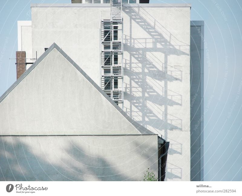 Diversität Häuser Hochhaus Gebäude Architektur Fassade Fenster Außentreppe Spitzdach Bauwerk Konkurrenz Verschiedenheit Schatten Schattenspiel Hauswand