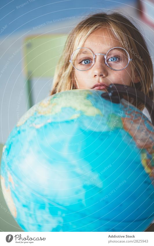 Schülermädchen zeigt auf den Globus Mädchen Klassenraum sitzen Geografie zeigen niedlich Bildung Schule Schulklasse Jugendliche lernen Kind Schulunterricht