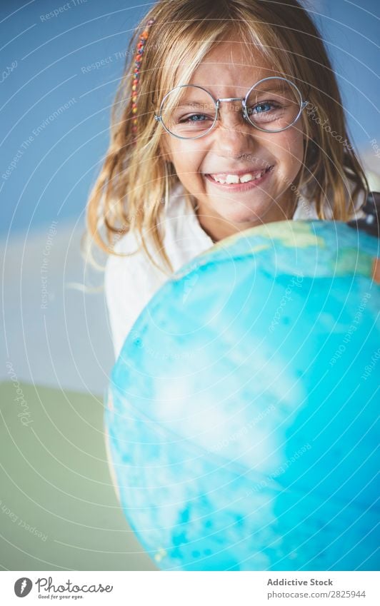 Schülermädchen zeigt auf den Globus Mädchen Klassenraum sitzen Geografie zeigen niedlich Bildung Schule Schulklasse Jugendliche lernen Kind Schulunterricht