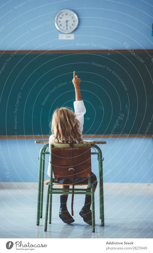 Lächelndes Mädchen mit Bleistift im Unterricht Klassenraum Tafel sitzen Glück heiter hochreichen niedlich Bildung Schule Schulklasse Schüler Jugendliche lernen