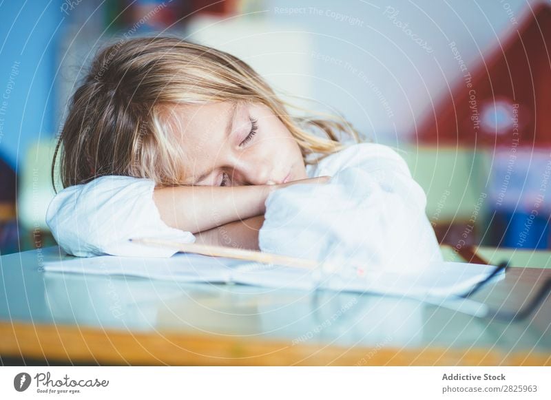 Schülermädchen schläft im Klassenzimmer Mädchen Klassenraum schlafen Schreibtisch Müdigkeit ruhen Pause Erholung Tisch niedlich Bildung Schule Schulklasse