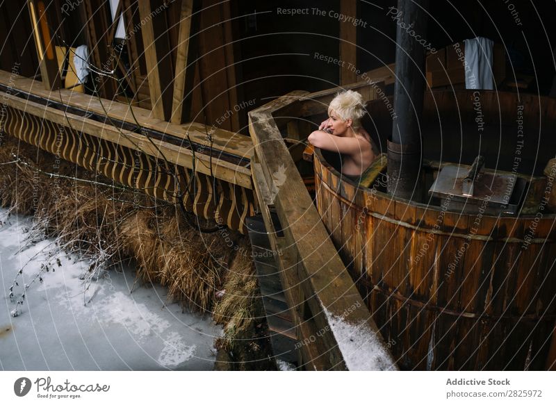 Blonde Frau, die in der äußeren Tauchwanne schwimmt. Schwimmsport Natur Winter Wasser Gesundheit schön Ferien & Urlaub & Reisen Rumänien Im Wasser treiben