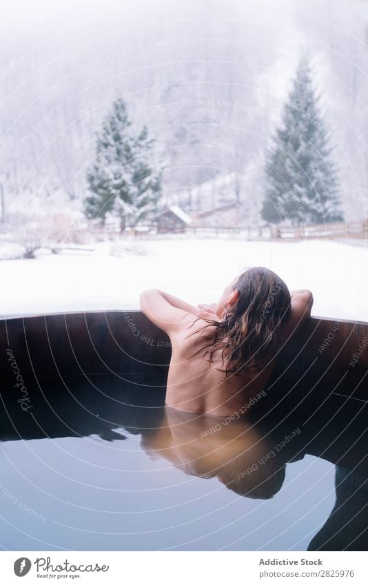 Frau schwimmt in der Außenwanne Schwimmsport Natur Winter Tauchwanne Wasser Gesundheit schön Ferien & Urlaub & Reisen Rumänien Im Wasser treiben Schnee Eis