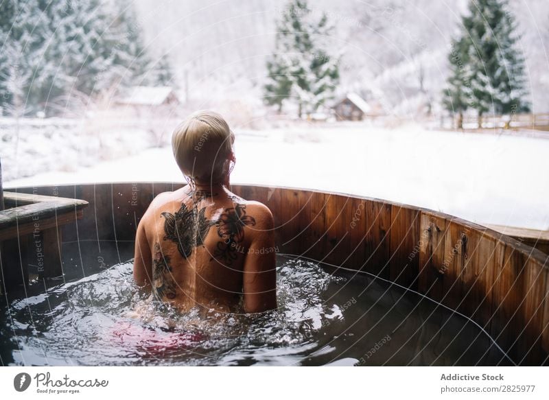 Frau schwimmt in der Außenwanne Schwimmsport Natur Winter Tauchwanne Wasser Gesundheit schön Ferien & Urlaub & Reisen Rumänien Im Wasser treiben Schnee Eis