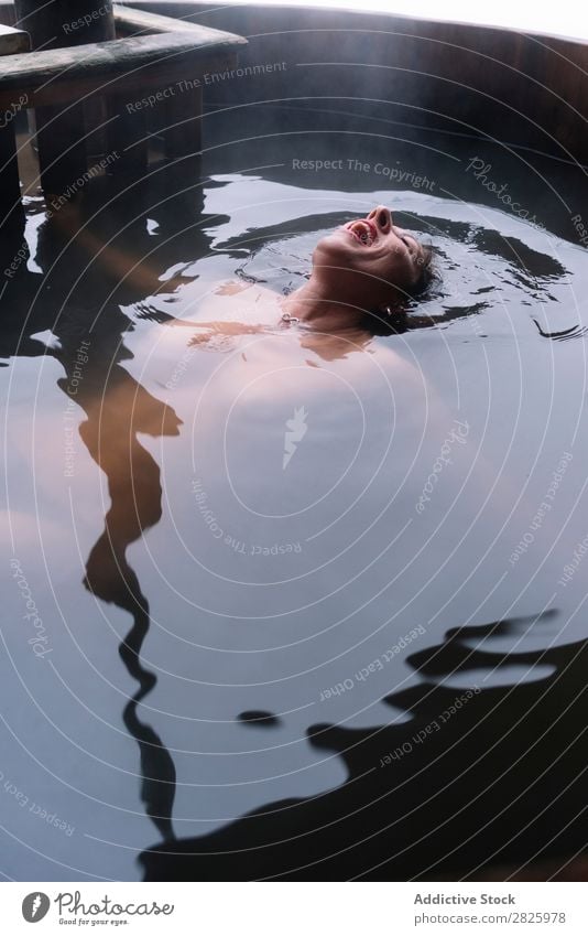 Frau entspannt sich in der Tauchwanne Schwimmsport Natur Winter Wasser Gesundheit schön Ferien & Urlaub & Reisen Rumänien Im Wasser treiben Schnee blond Eis