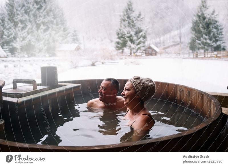 Fröhliches erwachsenes Paar in der Tauchwanne Schwimmsport Natur Winter Wasser heiter Frau Mann Gesundheit schön Ferien & Urlaub & Reisen Rumänien