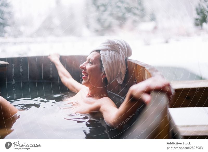 Fröhliche oben ohne Frau in der Tauchwanne Schwimmsport Natur Winter heiter lügen Erholung Augen geschlossen Wasser Gesundheit schön Ferien & Urlaub & Reisen