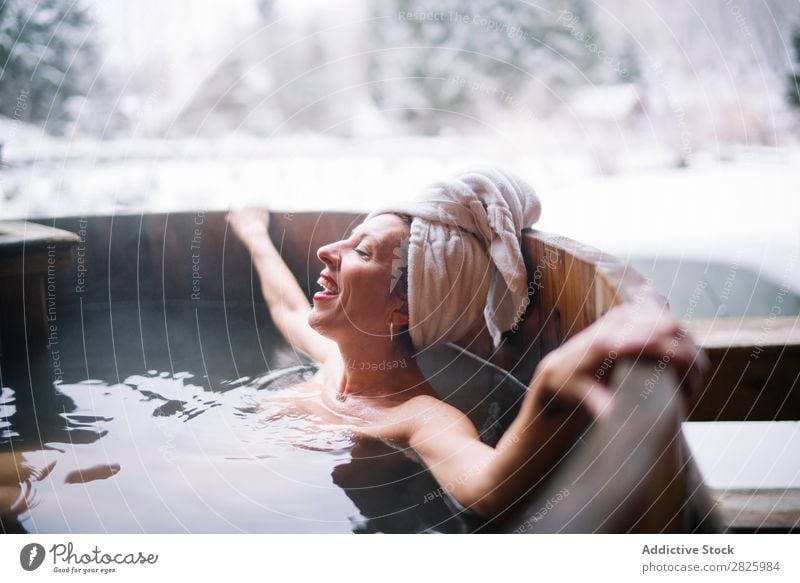 Fröhliche oben ohne Frau in der Tauchwanne Schwimmsport Natur Winter heiter lügen Erholung Augen geschlossen Wasser Gesundheit schön Ferien & Urlaub & Reisen