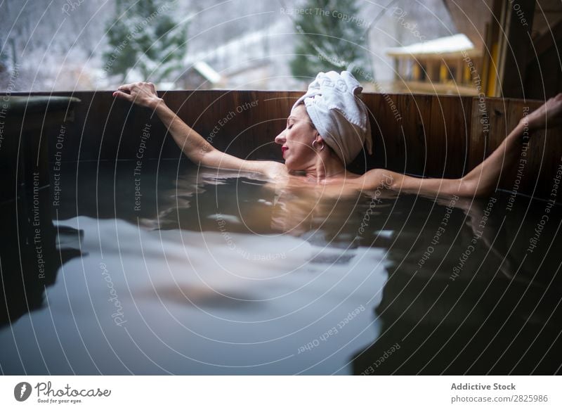 Fröhliche oben ohne Frau in der Tauchwanne Schwimmsport Natur Winter heiter lügen Erholung Augen geschlossen Wasser Gesundheit schön Ferien & Urlaub & Reisen