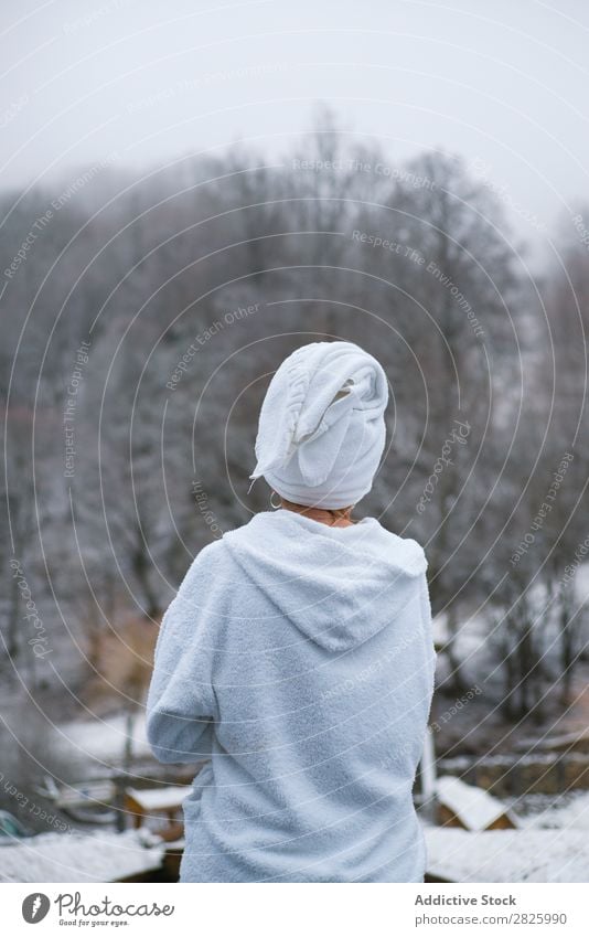 Frau im Bademantel geht in den Wald. Natur Winter laufen Promenade Gang Gesundheit schön Ferien & Urlaub & Reisen Rumänien Schnee Eis natürlich Mensch nass kalt