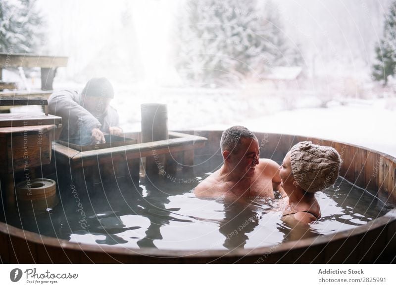 Sinnliches Paar in der Tauchwanne Schwimmsport Natur Winter Wasser Wasserdampf Frau Mann Gesundheit schön Ferien & Urlaub & Reisen Rumänien Im Wasser treiben