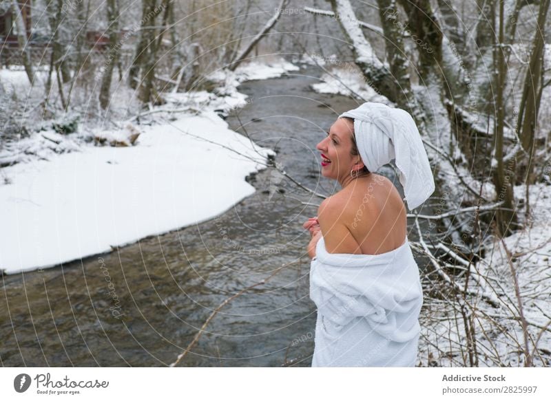 Fröhliche Frau im Handtuch am Fluss Natur Winter Wald Gesundheit Bademantel heiter Ausziehen Glück schön Ferien & Urlaub & Reisen Rumänien Schnee Eis natürlich