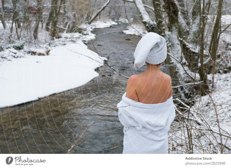 Fröhliche Frau im Handtuch am Fluss Natur Winter Wald Gesundheit Bademantel heiter Ausziehen Glück schön Ferien & Urlaub & Reisen Rumänien Schnee Eis natürlich