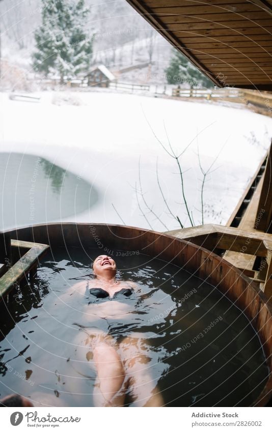 Fröhliche Frau in der äußeren Tauchwanne Schwimmsport Natur Winter Wasser Gesundheit schön Ferien & Urlaub & Reisen Rumänien Im Wasser treiben Schnee Eis