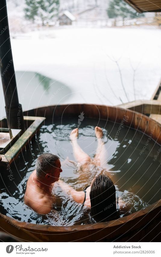 Sinnliches Paar in der Tauchwanne Schwimmsport Natur Winter Wasser Wasserdampf Frau Mann Gesundheit schön Ferien & Urlaub & Reisen Rumänien Im Wasser treiben