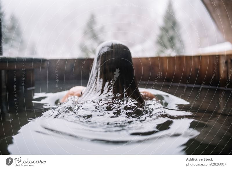 Frau schwimmt in der Außenwanne Schwimmsport Natur Winter Tauchwanne Wasser Gesundheit schön Ferien & Urlaub & Reisen Rumänien Im Wasser treiben Schnee Eis