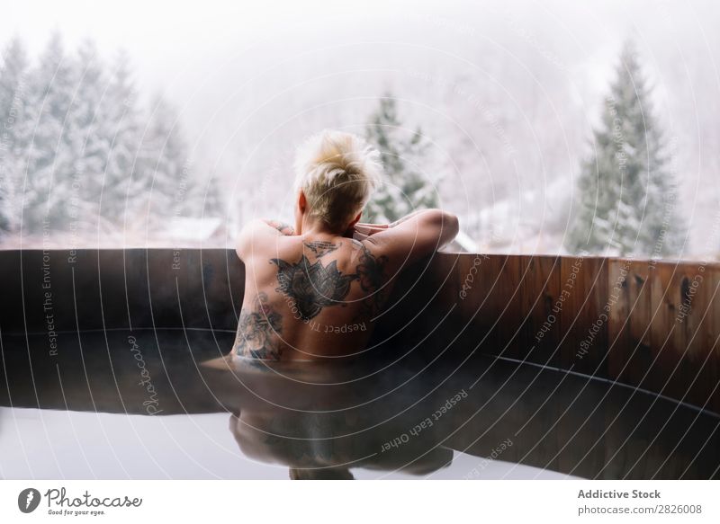 Tätowierte blonde Frau, die in der Tauchwanne schwimmt. Schwimmsport Natur Winter tätowiert oben ohne Wasser Gesundheit schön Ferien & Urlaub & Reisen Rumänien