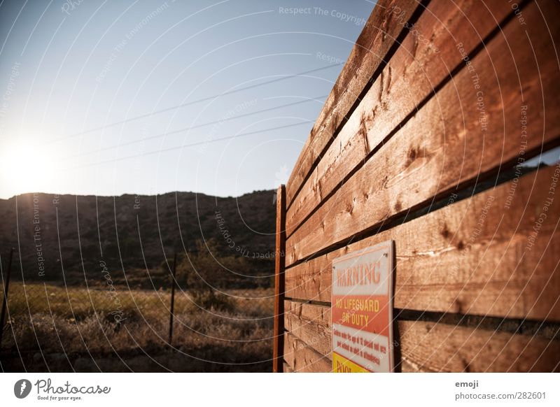 WARNING Umwelt Natur Himmel Wolkenloser Himmel Sommer Schönes Wetter Wärme Dürre trocken Holz Holzwand Warnung Warnschild Warnhinweis Farbfoto Außenaufnahme