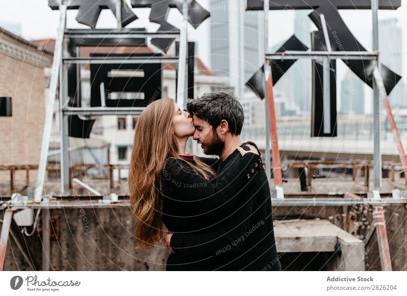 Männliche und weibliche Umarmung auf dem Dach Paar Umarmen Dachterrasse Großstadt Liebe Aussicht Küssen Glück romantisch Zusammensein schön Jugendliche Mann