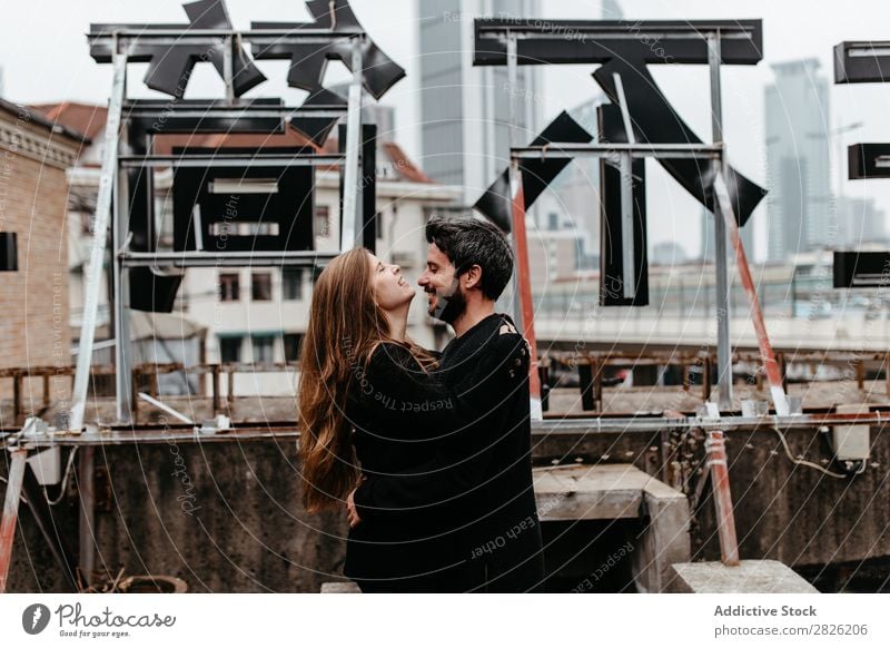 Glückliches Paar auf dem Dach Umarmen Dachterrasse Großstadt Liebe Aussicht Küssen romantisch Zusammensein schön Jugendliche Mann Frau Romantik Partnerschaft