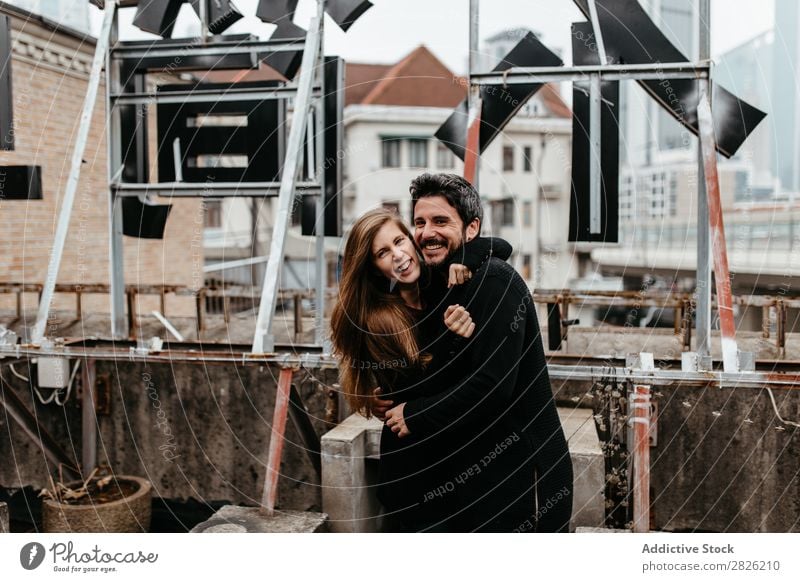 Glückliches Paar auf dem Dach Lächeln Kuscheln Dachterrasse Umarmen Skyline stehen Liebe romantisch Zusammensein schön Jugendliche Mann Frau Romantik Mädchen